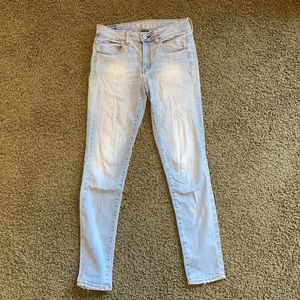 Light-wash American Eagle Skinny Jeans (jegging)
